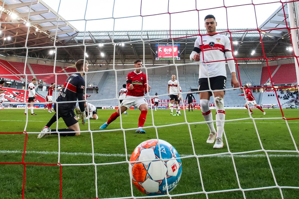 Freiburgs Ermedin Demirovic (M) jubelt über das Eigentor durch Stuttgarts Ito (nicht im Bild).