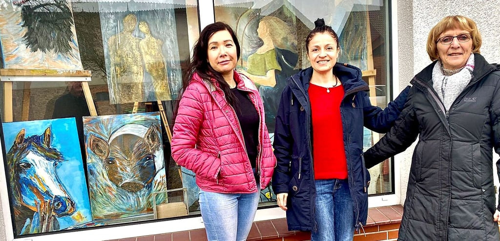 Jeannette Reupke (v.l.), Jenja Angel und Gudrun Kusebauch hatten vor mehreren Wochen die gegenwärtige Ausstellung im Schaufenster gestaltet. Sie zeigt in der Flechtinger Einkaufszeile auf kleinstem Raum Werke der drei Malerinnen und Skulpturen von Mousa Mosaab.
