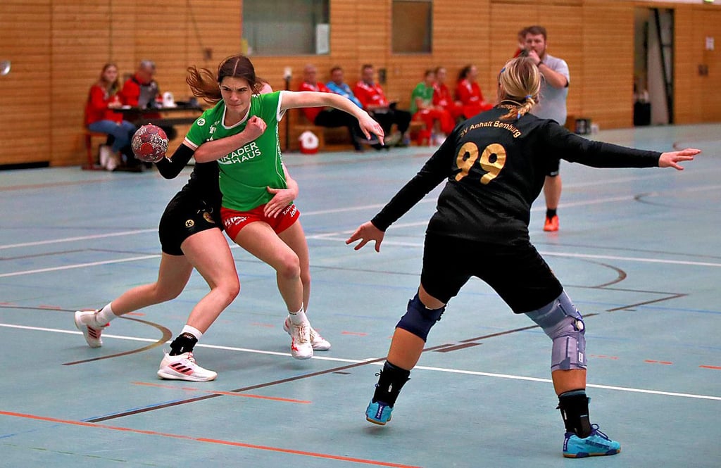 Charlene Paul (am Ball) im Klammergriff von Anne Baier. Gegen Bernburg musste sie mit dem HSV bis zum Ende um den Sieg kämpfen.