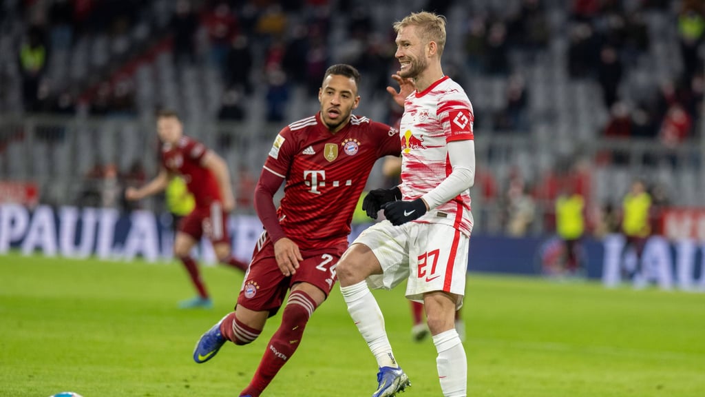 Ups, Ball weg: Konrad Laimer gegen Corentin Tolisso.