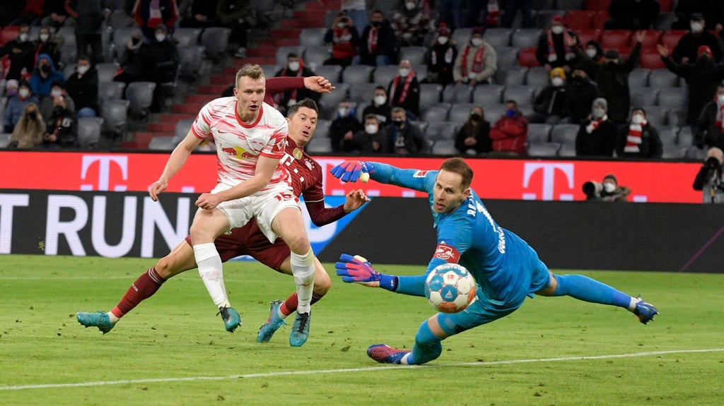 Fast das 2:4 durch Robert Lewandowski, Lukas Klostermann und Peter Gulacsi schauen zu