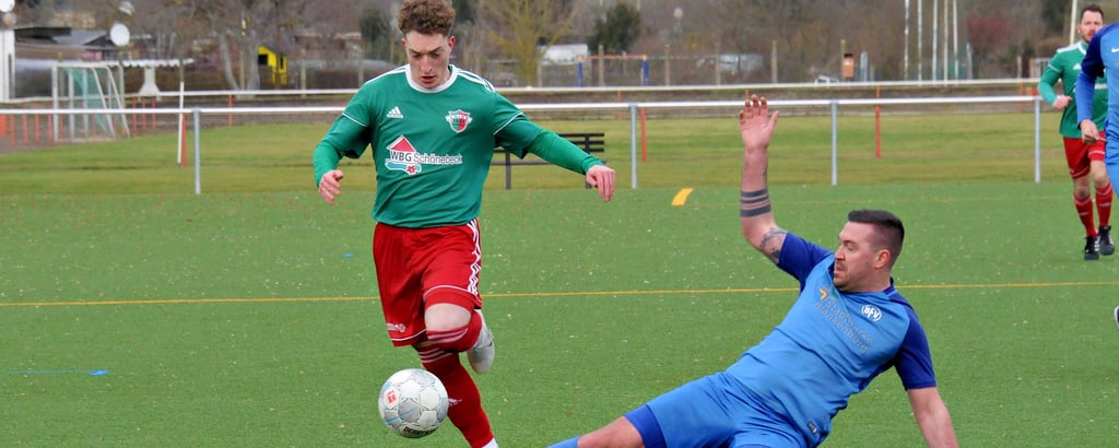 Moritz Scherl (l.) spielte auf der rechten Offensiveseite von Union Schönebeck und war von seinem Gegenspieler nur schwer zu stoppen. Seine Zuspiele fanden jedoch nicht oft seine Mitspieler.