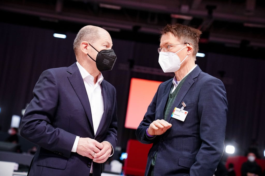 Bundeskanzler Olaf Scholz (l) und Gesundheitsminister Karl Lauterbach. Baden-Württembergs Regierungschef Winfried Kretschmann vermisst die Führung des Kanzlers.