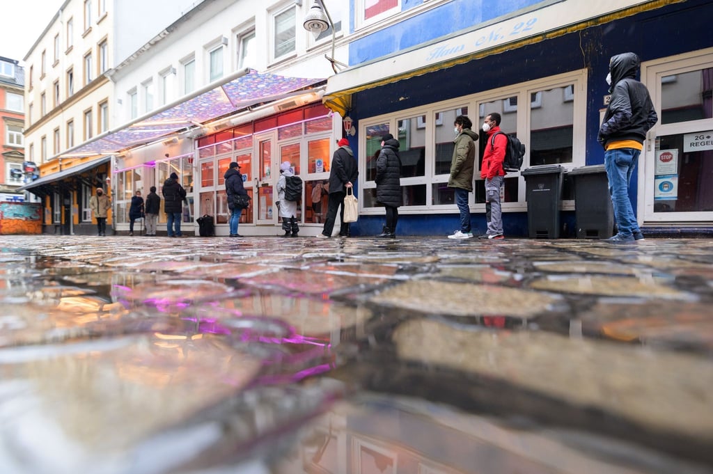 Eine Schlange vor einem Bordell in der berühmten Herbertstraße nahe der Reeperbahn.