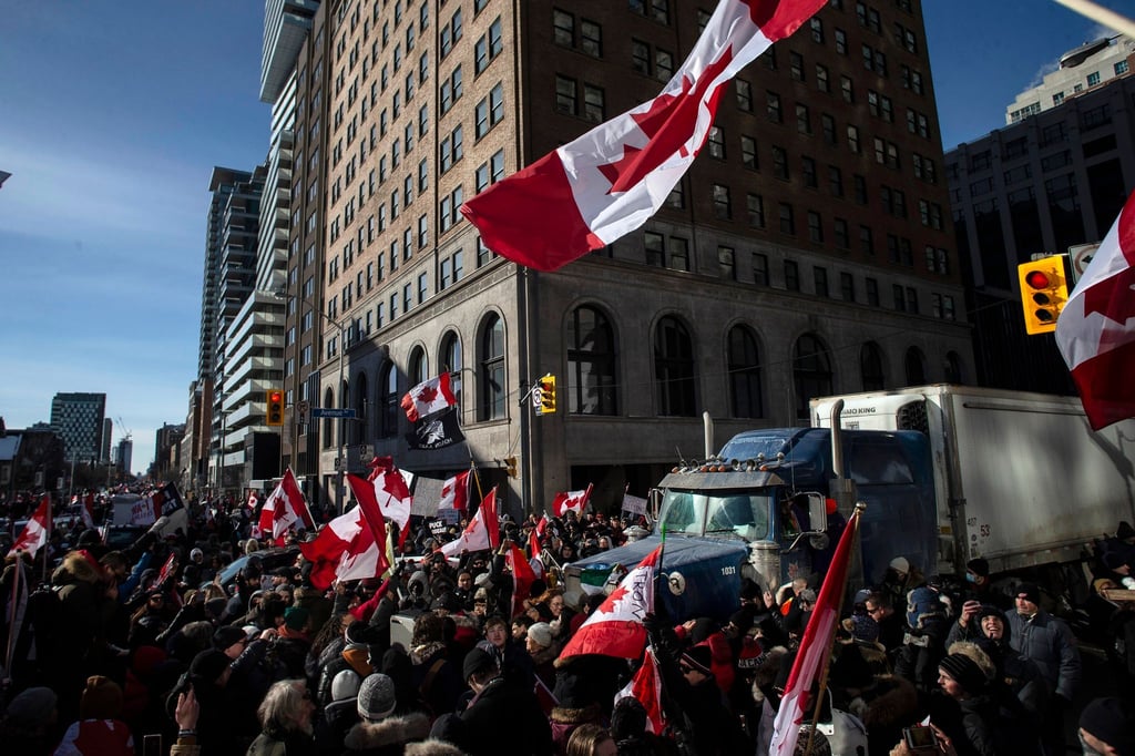 Lkw-Fahrer und Demonstranten in Toronto.