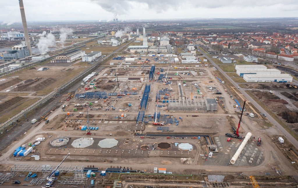 Großbaustelle: Jeden Tag wächst die neue Bio-Raffinerie von UPM im Chemiepark Leuna ein Stück. Ab Ende kommenden Jahres sollen in dem Werk auf Basis von Holz Chemiekalien zur Produktion von Kunststoffen hergestellt werden.