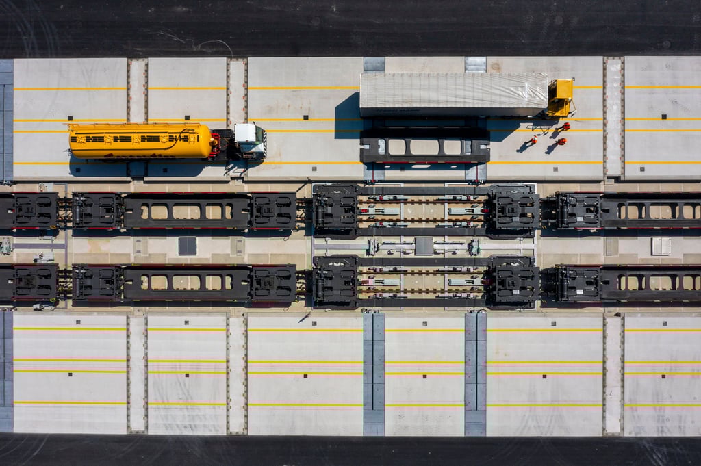 Die Lkw-Anhänger kommen in spezielle Wannen, die dann auf die Zuggestelle verladen werden.