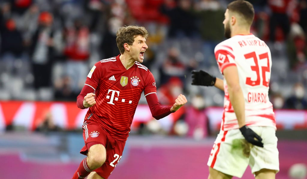Thomas Müller jubelt über sein 1:0 für den FC Bayern, während Josko Gvardiol (RB Leipzig) zuschaut.