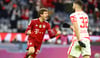 Thomas Müller jubelt über sein 1:0 für den FC Bayern, während Josko Gvardiol (RB Leipzig) zuschaut.