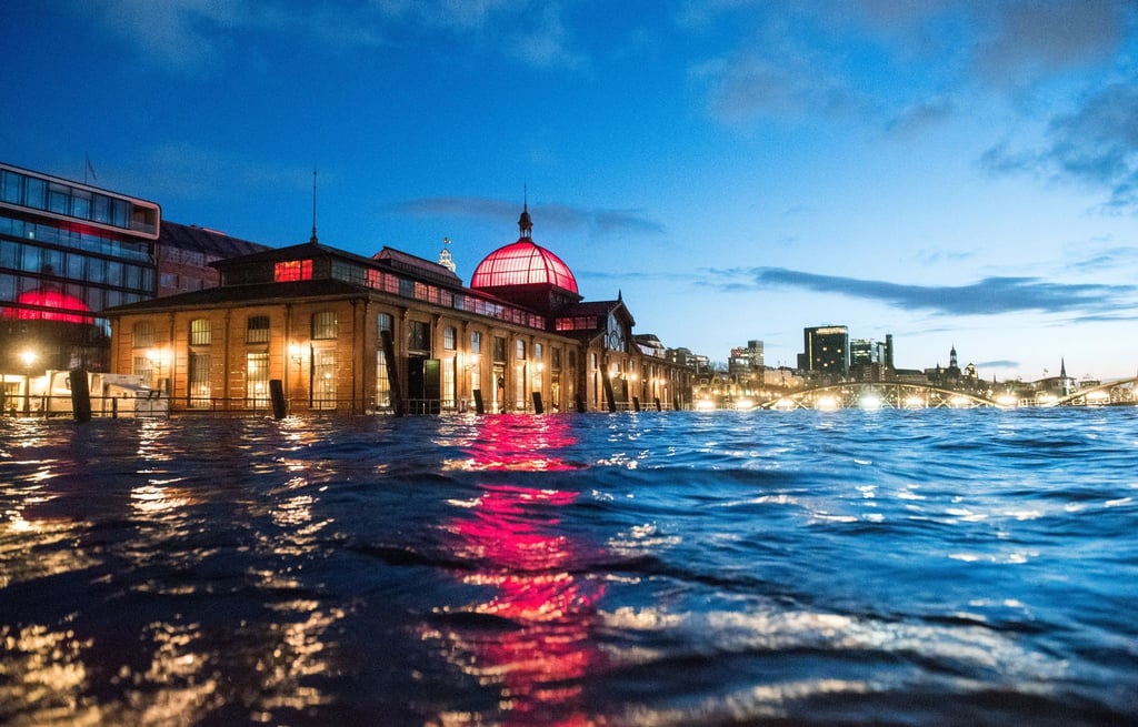 Der Fischmarkt mit der Fischauktionshalle ist überschwemmt.
