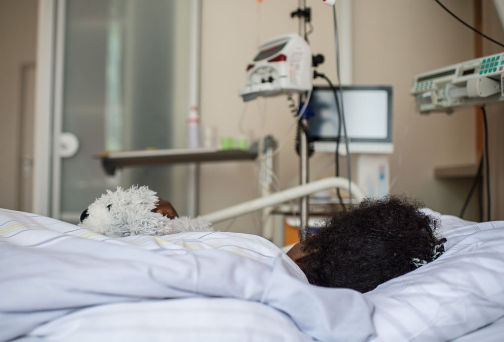 Eine Frau wird in einem Berliner Krankenhaus aufgrund schwerer Folgen einer Genitalverstümmelung behandelt.