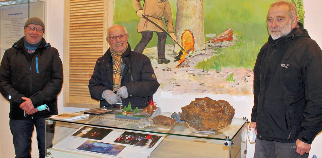 Ein hunderte Jahres altes Stück Eisenluppe gehörtv seit Kurzem zum Bestand des Ilsenburger Eisen-Museums. Wolfgang Wolter (rechts) hatte es gefunden und Bernd Hellerling (links) und Klaus Oppermann (Mitte) vom Museumsteam zur Verfügung gestellt.