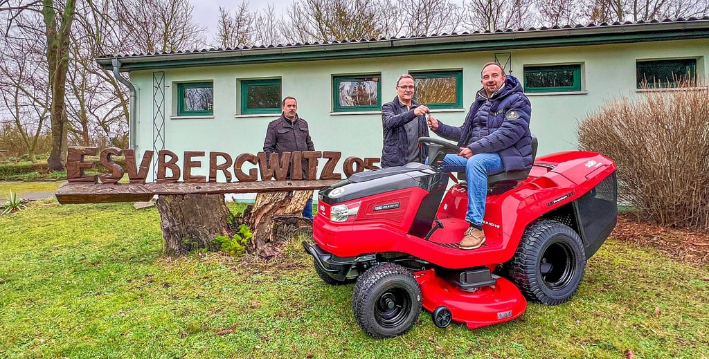 Das ist der neue rote Flitzer des Bergwitzer Sportvereins: Nun können die Sportler wieder selbst den Rasen pflegen. Kai Fiebig überreicht hier die Schlüssel an Florian Gaul.