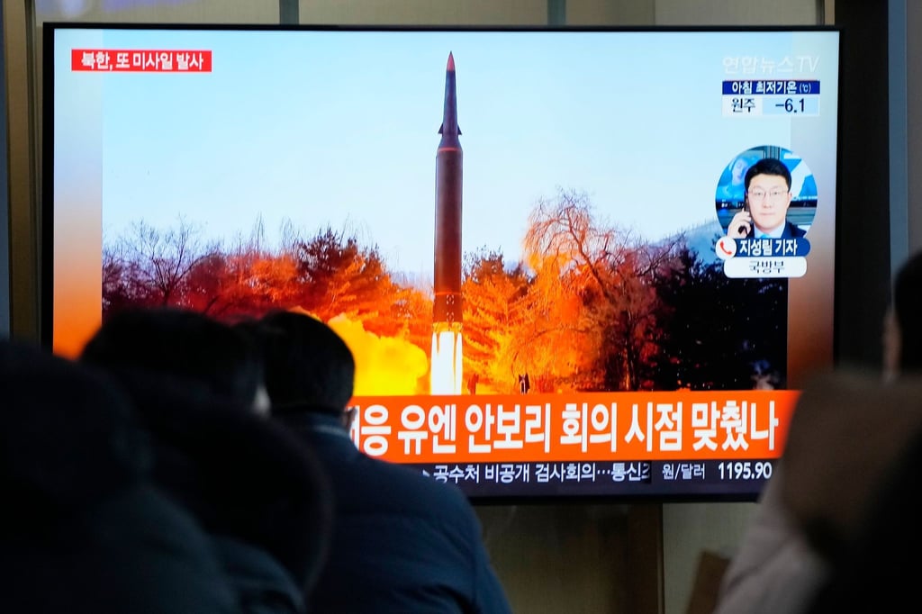 Menschen schauen sich im Bahnhof von Seoul eine Nachrichtensendung an, in der ein nordkoreanischen Raketenstart gezeigt wird (Archivbild).