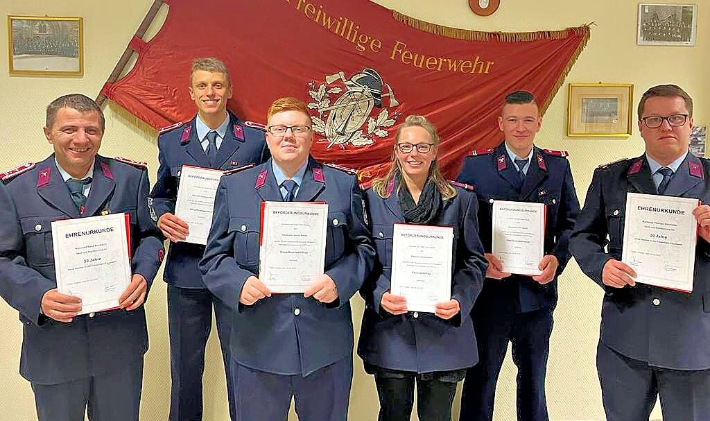 Über Beförderungen und Auszeichnungen freuen sich Anja Ferdin, Florian Brand, Janine Wende, Christoph Hofmann, Kimberly Berger, Thomas Steinhöfel, Renè Birnbaum und Hans-Peter Männicke.Lars Roschkowski