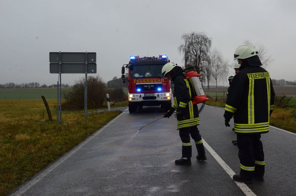 Bei Einsätzen wie diesem - im Dezember entferten Kameraden eine Ölspur von Engersen bis Kalbe - blieb die Stadt bisher auf den Kosten sitzen, da keine Gebührensatzung vorliegt. Dies soll sich nun ändern.