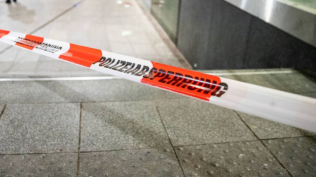 Mehrere Personen, die in dem Bahnhofsgebäude wohnen, mussten dies während der Einsatzmaßnahmen verlassen.