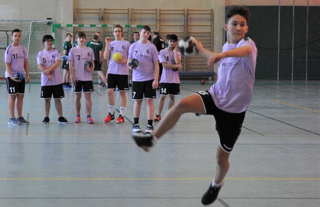 Die Handball-B-Jugend des SV Chemie Genthin läuft mit neuen Trikots auf.