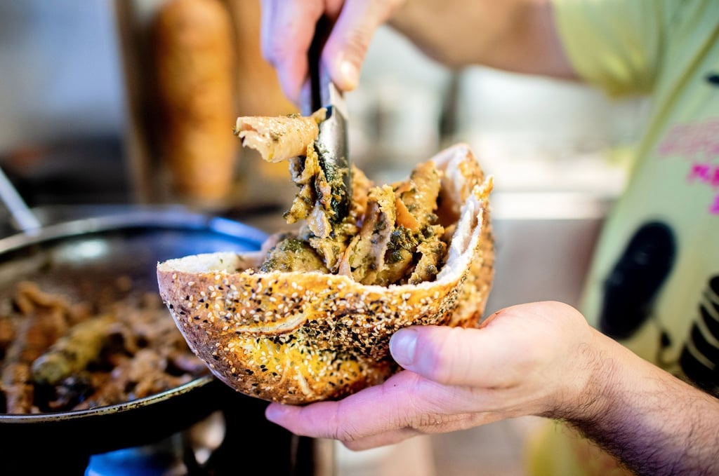 Döner mal anders: Dönerfleisch und Grünkohl in der Pitatasche.
