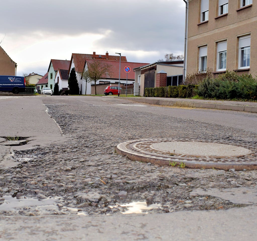Die Risse in der Dorfstraße und die hochstehenden Kanaleinläufe werden in diesem Jahr saniert. Es sei nicht einfach gewesen, überhaupt eine Firma zu finden, die diese Aufträge ausführen wollte, informierte Bürgermeister Jens Hünerbein den Ortschaftsrat.