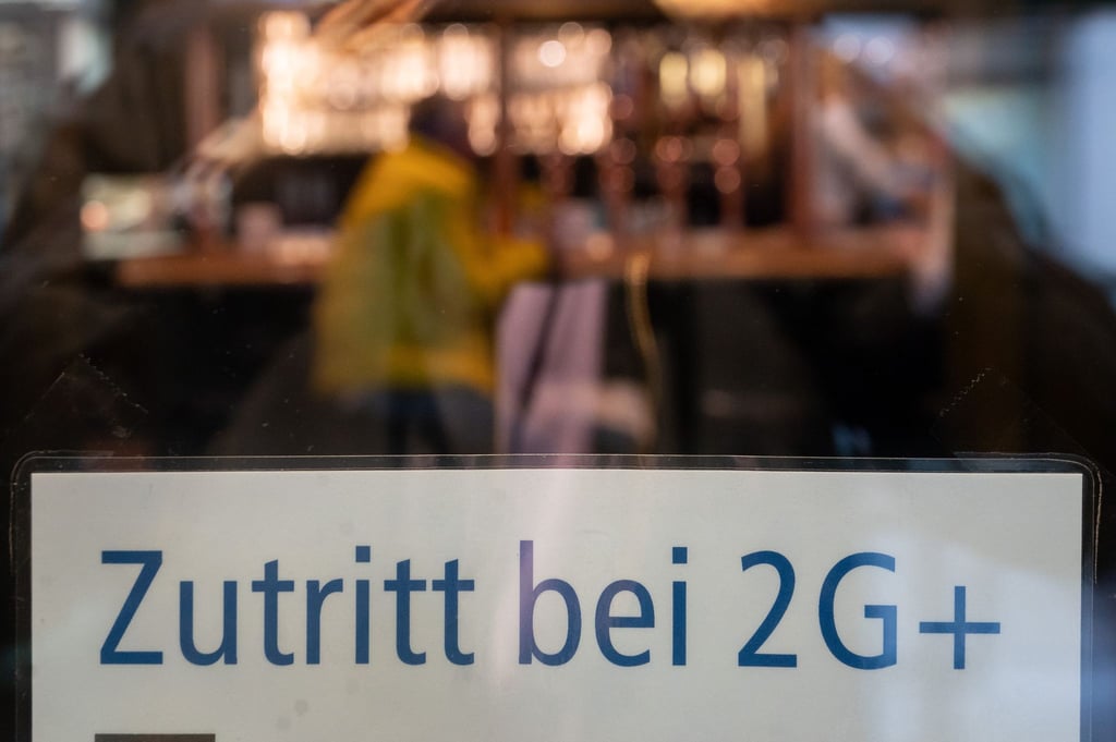 „Zutritt bei 2G+“ steht an der Tür einer Gaststätte (Symbolbild).
