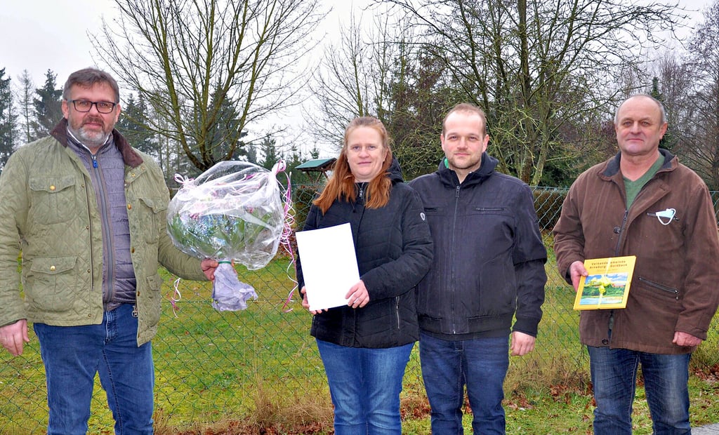 Verbandsgemeinde-Bürgermeister René Schernikau (links) und Werbens Bürgermeister Bernd Schulze (rechts) wünschten Isolde und René Wolff als Pächter des Campingplatzes viel Erfolg und überreichten Pachtvertrag, Blumenstrauß beziehungsweise ein Buch.