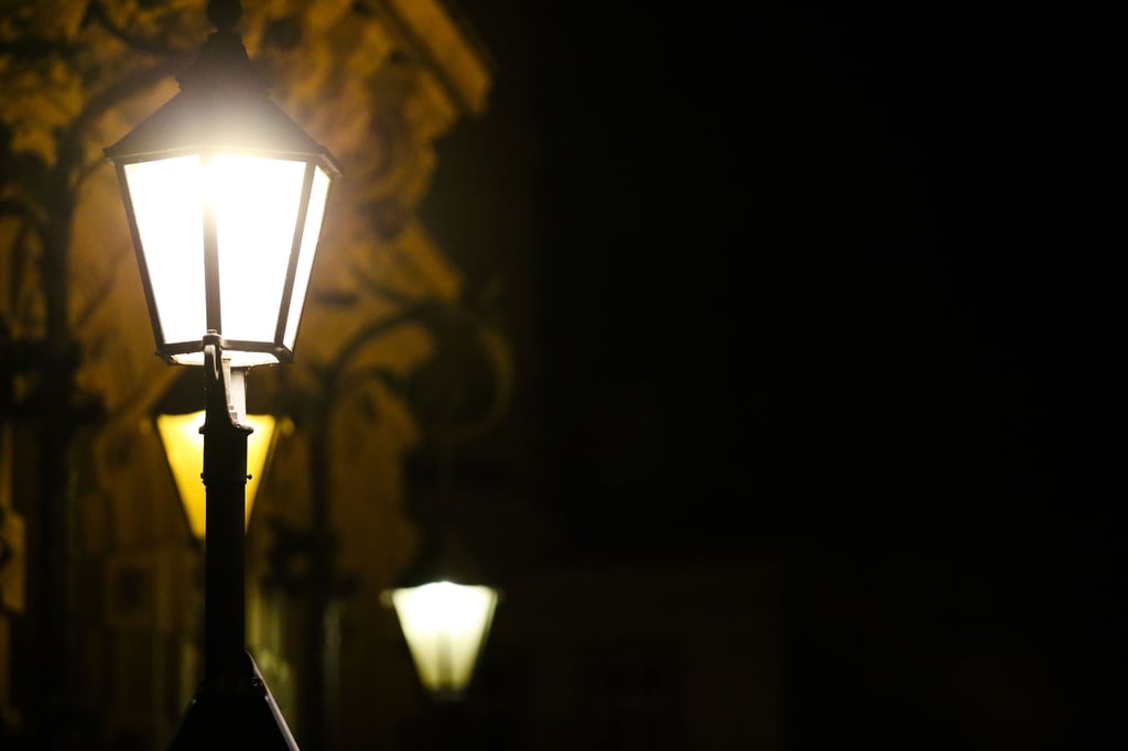 Historisches Design, moderne Technik: eine Straßenlaterne mit LED-Kopf.