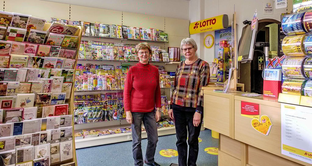 Gudrun Lesch und Siegrid Staritz (v. l.) geben nach fast 30 Jahren ihren Bürowaren- und Zeitungsladen auf.