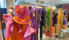 Welch Farbenpracht: Susann Stobernack, Mitarbeiterin der Kostümdirektion am Theater Magdeburg, zeigt Kleider, die zum Verkauf standen.