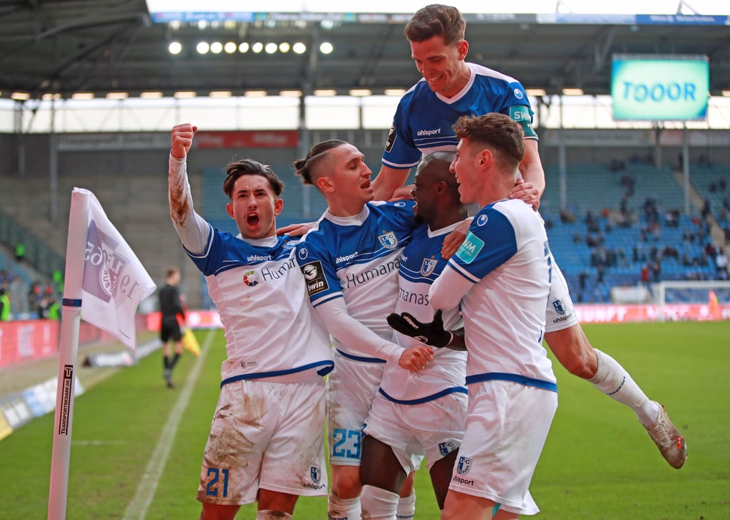 Geballte Freude bei den Offensiv-Kräften des FCM: Jason Ceka, Baris Atik, Amara Condé (von links) werden von Florian Kath und Tobias Müller gefeiert. Das Trio hatte maßgeblichen Anteil daran, dass die Blau-Weißen gegen Wiesbaden den nächsten Heimsieg verbuchen konnten.