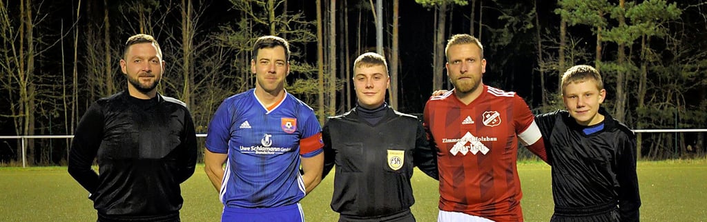 Der FSV Heide Letzlingen um Kapitän Marcel Grabau (Zweiter v. l.) und der SV Liesten mit Kapitän Lukas Bresch (Zweiter v. r.) trafen sich zu einem Testkick.