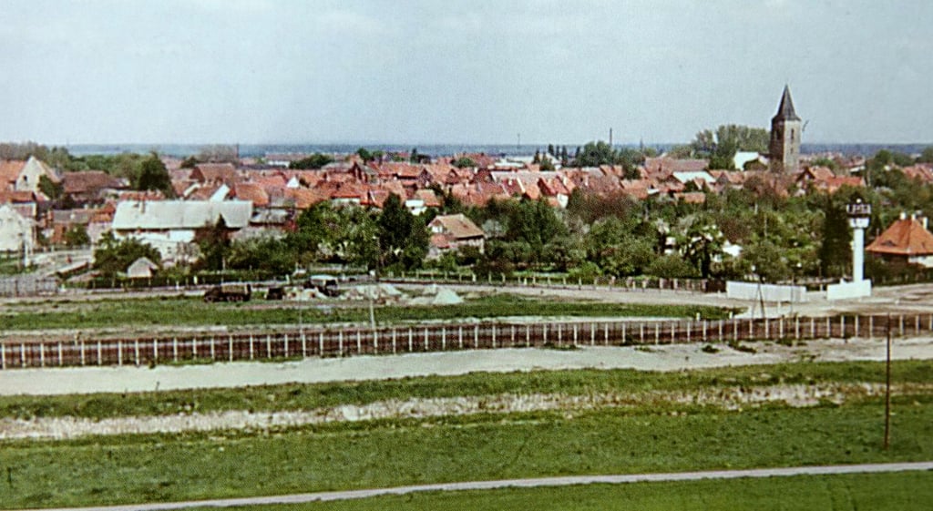 Ein Blick über die Grenzsperranlagen in Richtung Stadt Oebisfelde. 70 Jahre ist es her, dass Stasi und Volkspolizei an der innerdeutschen Grenze Tausende Menschen bei der sogenannten „Aktion Ungeziefer" zwangsweise aussiedelten. Auch in Oebisfelde mussten einige Familien gehen. Sie stellten für das DDR-Regime angeblich eine Gefährdung der antifaschistisch-demokratischen Ordnung dar, wie die Umsiedlung damals begründet wurde.