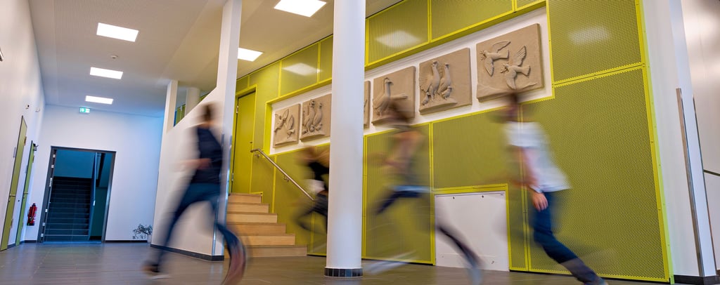 Beim Umbau der Grundschule im Magdeburger Stadtteil Diesdorf sind die Elemente der Kunst am Bau erhalten worden. Sie befinden sich im Inneren des als Plattenbau errichteten Hauses, das nun mehr Platz bietet.