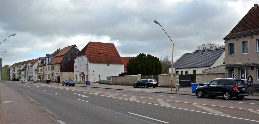 Dass in der Breiten Straße, der B 184 lediglich ein oder zwei Autos parken, ist eher die Ausnahme und im Übrigen auch erlaubt.