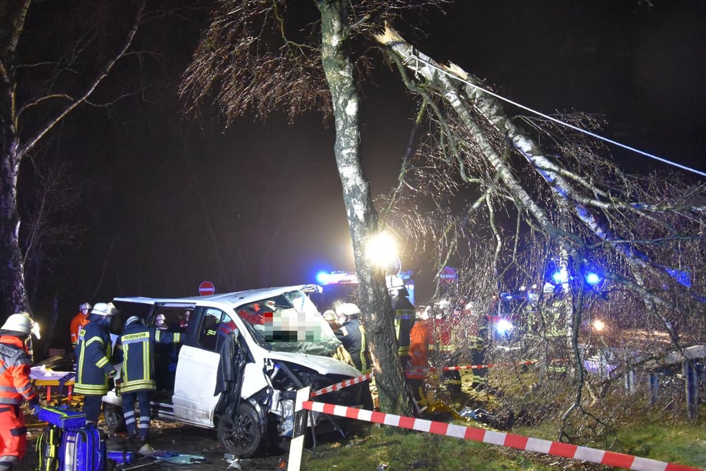 Feuerwehrleute stehen am frühen Montagmorgen an einer Unfallstelle an der Autobahn 7 kurz vor dem Parkplatz «Utspann». Ein Kleinbus verunglückte auf der A7 zwischen den Anschlussstellen Garlstorf und Thieshope.