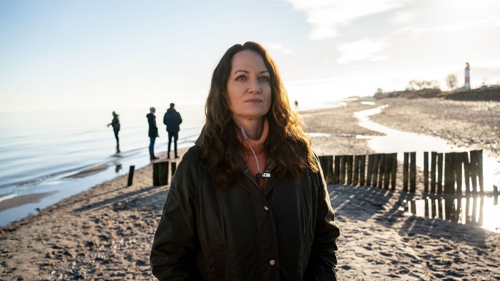 „Unter anderen Umständen“: Jana Winter (Natalia Wörner) am Strand .