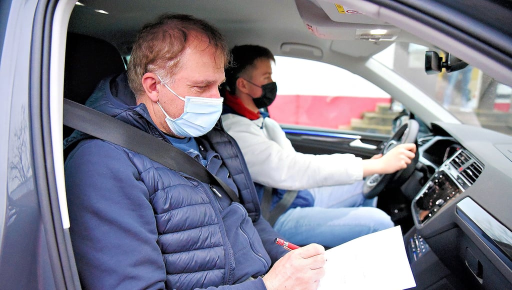 Fahrlehrer Detlef Mußdorf (vorn) und Fahrschüler Jannis Mohr tragen eine Maske. Diese ist Pflicht bei der Fahrausbildung.