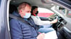 Fahrlehrer Detlef Mußdorf (vorn)   und  Fahrschüler Jannis Mohr tragen eine Maske. Diese ist Pflicht bei der Fahrausbildung. 