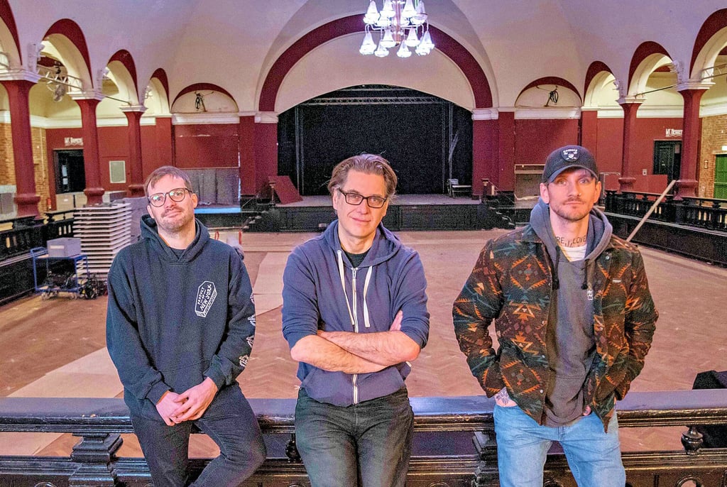 Im Ballsaal: Jörg Folta (Mitte) stehen die Dessauer Nils Sackewitz (links) und Maximilian Sarich zur Seite.