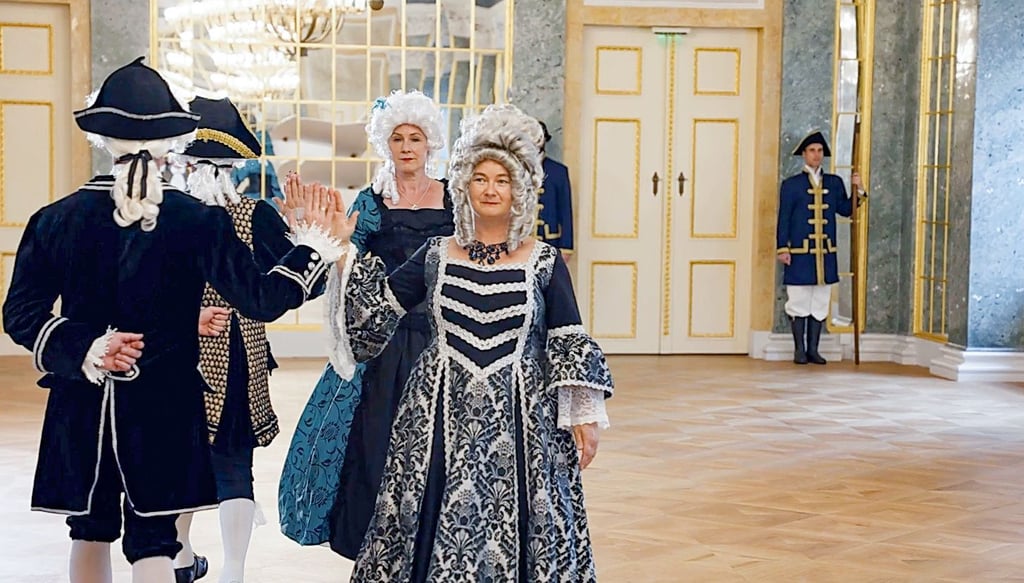 Neue Szene: Mitglieder des Vereins „Rondo la kulturo Coethen“ tanzen im Spiegelsaal im Schloss, Christian Ratzel spielt dazu Klavier.