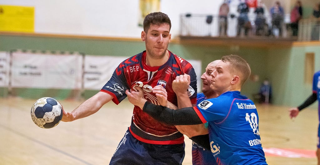 Gegen Spitzenreiter Vinnhorst am 22. Januar hatte der HCB - hier Kevin Szep-Kis am Ball - trotz starker Leistung noch die Überraschung verpasst. Am Sonntag gegen den Tabellenzweiten Hildesheim gelang sie ihm.