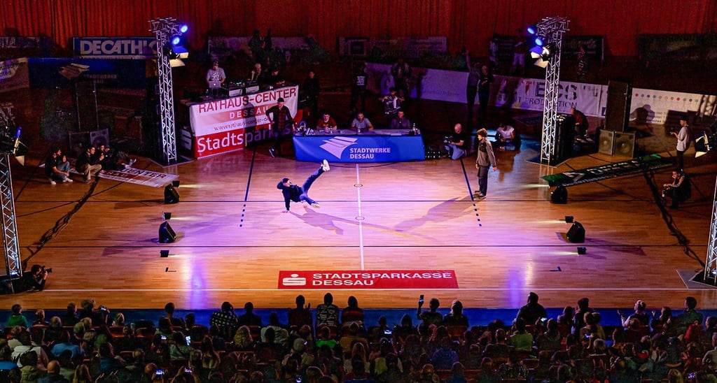 Breakdancer in Aktion bei „Dancing Dessau“ in der Anhalt-Arena.