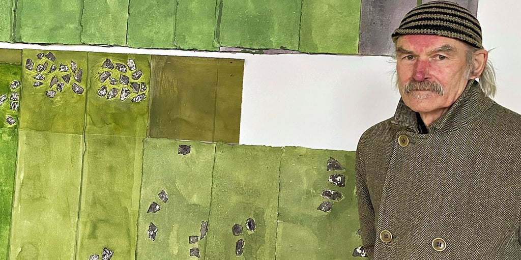 Der Huy-Neinstedter Künstler Olaf Wegewitz hat eine Ausstellung im Cage-Haus eröffnet - inspiriert dazu wurde er vom Stück „ORGAN²/ASLSP“, das er mithilfe von Steinen visualisiert hat.