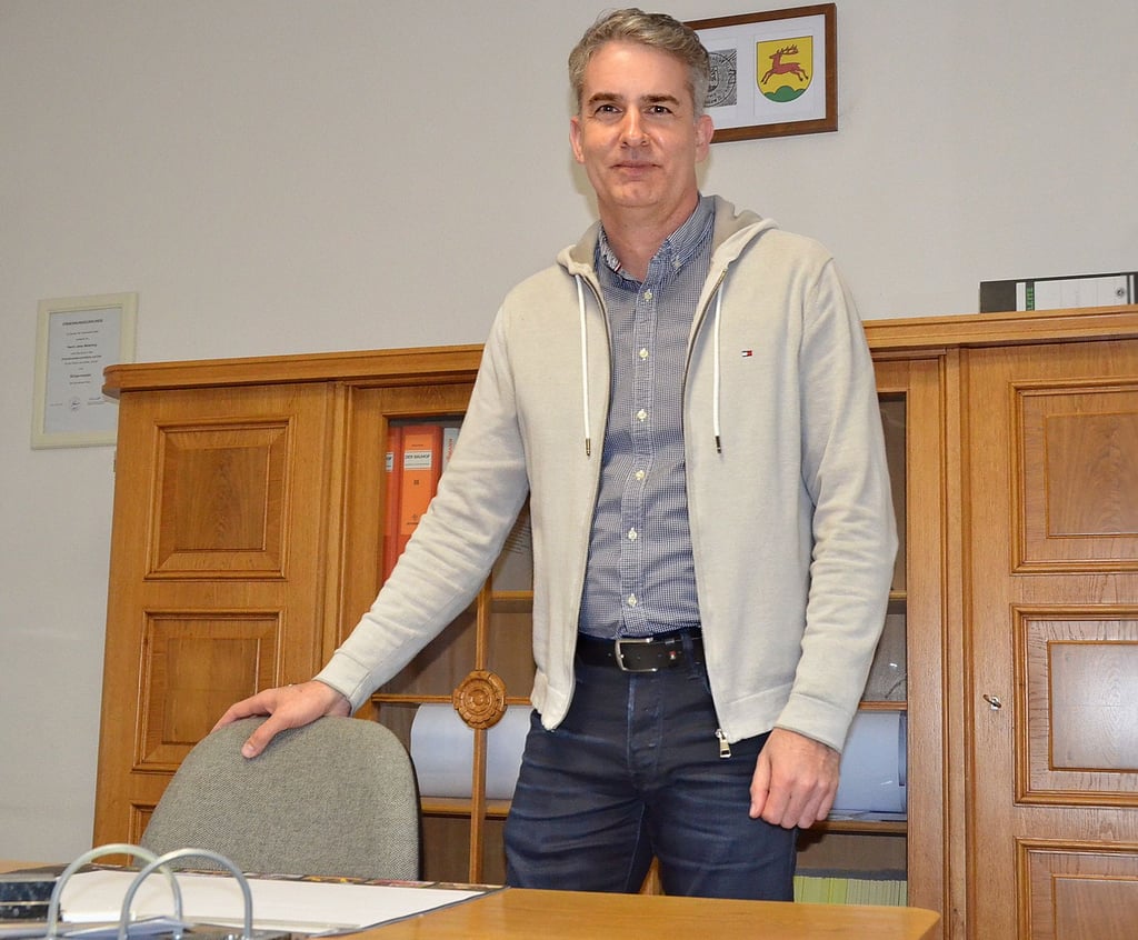 Der parteilose Jens Meiering ist seit Dezember ehrenamtlicher Bürgermeister in Klietz, hier ist er in seinem Amtszimmer. Nach der Pandemie soll es in diesem auch wieder Sprechzeiten geben.