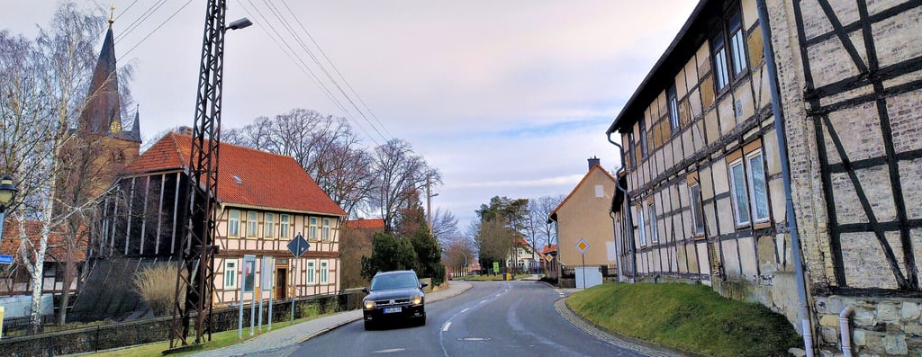 Ein Investor hat nach dem Umzug der Arztpraxis in einen Neubau an der Mühlenstraße Silstedts ehemaliges Schulhaus neben der Kirche gekauft. Das Gebäude soll laut Ortsbürgermeister Karl-Heinz Mänz saniert werden. Sorgen bereitet ihm und vielen Einwohnern dagegen die lange Zeit leerstehende Gaststätte „Zum Eichbaum“ auf der anderen Seite der Harzstraße (rechts).