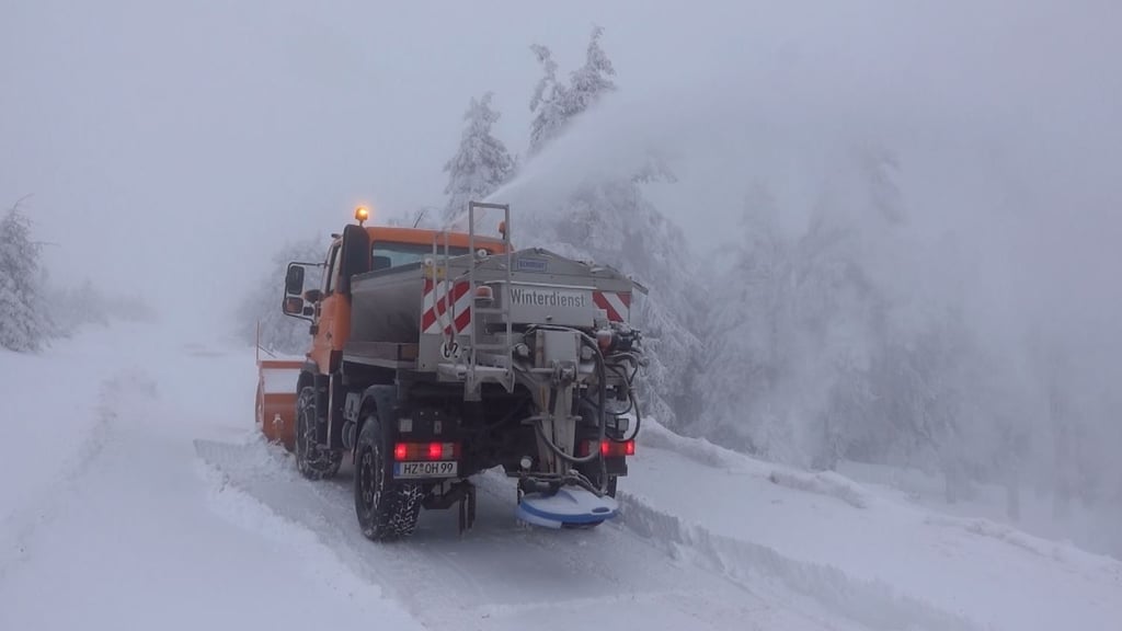 Im Einsatz sind seit vielen Stunden die Schneefräsen, um den Brockengipfel wieder befahrbar zu machen. Foto: