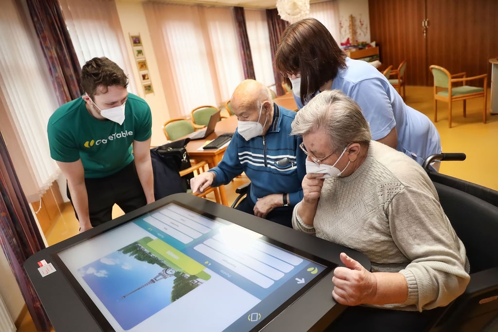 Die Pflegeheimbewohner Erna Kurze und Fritz Kranzkowsky waren von dem Care Table begeistert und darüber wiederum Care-Table-Erfinder Christoph Schneeweiß sowie Manuela Gellrich, leitende Ergotherapeutin.