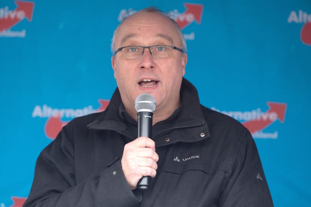 Der AfD-Bundestagsabgeordnete Jens Maier spricht auf einer Kundgebung der sächsischen AfD auf dem Theaterplatz.