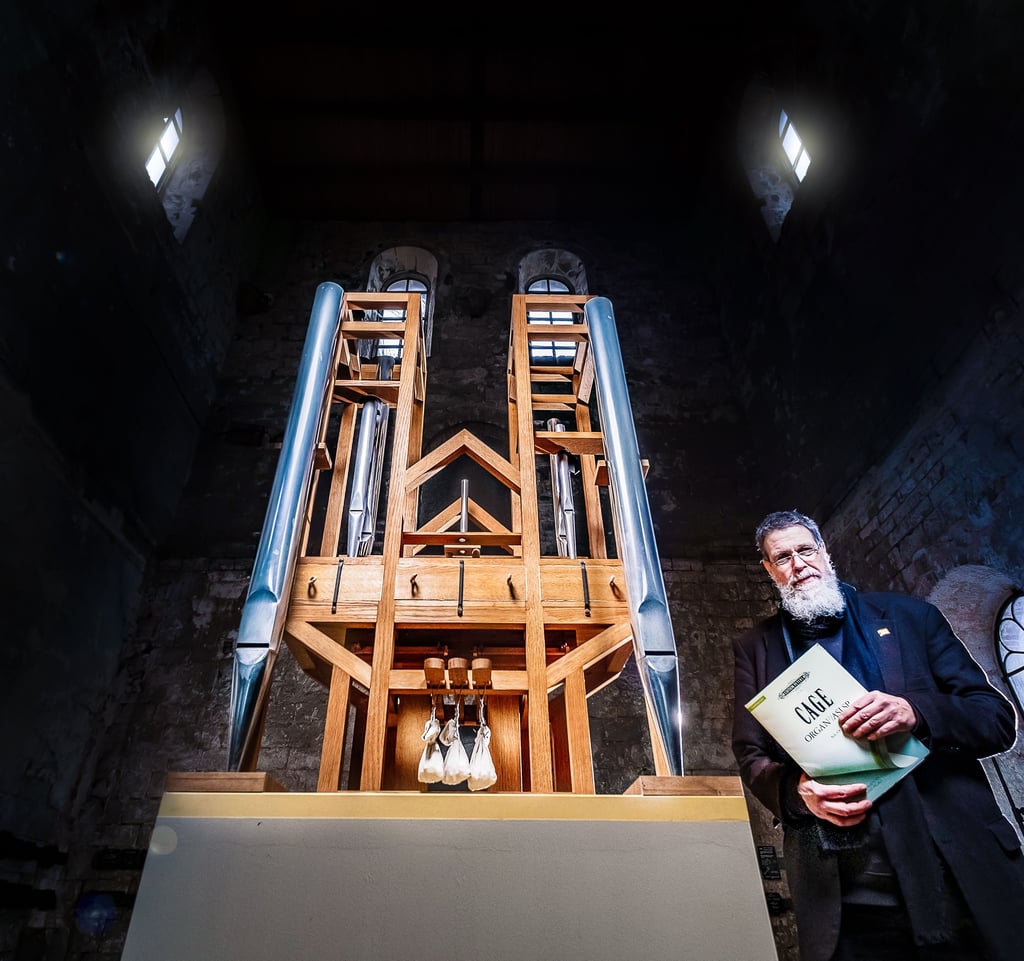 Rainer O. Neugebauer vor der Orgel des Klangprojekts in Halberstadt