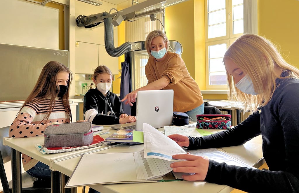 Sie haben sich zwar dran gewöhnt, aber Masketragen ist für die Schülerinnen Phenice Degen (von links), Janine Willner und Daria Zacharias aus der Klasse 7a der Comenius-Sekundarschule Stendal, hier mit Biollehrerin Marlit Ihloff, das Unangenehmste an Corona.